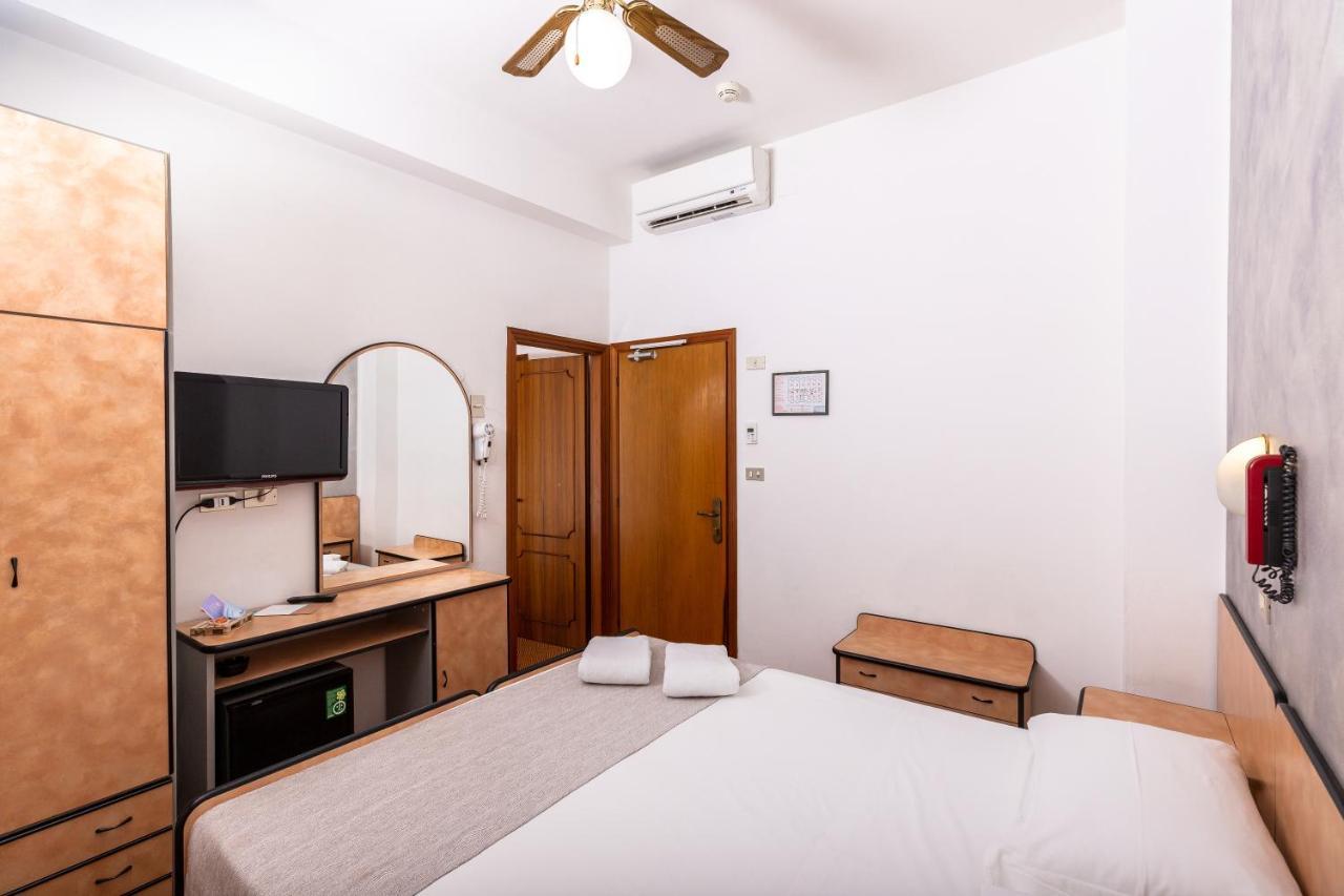Hotel Albatros Ріміні Екстер'єр фото